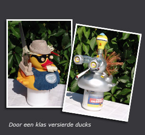 door een klas versierde ducks